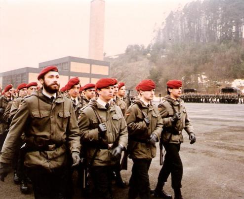 1984: Aufmarsch zum Bataillonsappell. Offz?. StUffz Fabel, Uffz Leipold, Uffz Weis