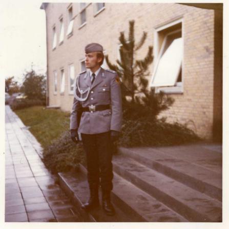 Lt. Grüneberg vor dem Kp-Gebäude der 2. Kp vor der Flaggenparade zum Tag der offenen Tür 1972.